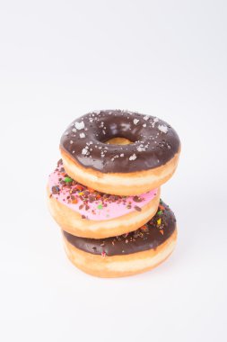 Beyaz arka planda çikolatalı çörekler.