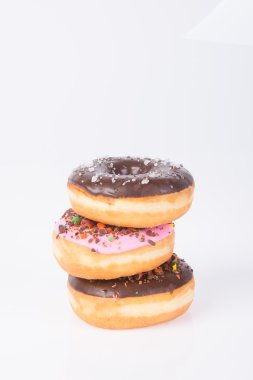 Beyaz arka planda çikolatalı çörekler.