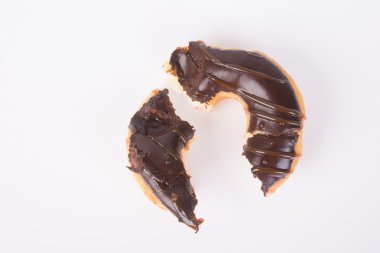 Beyaz arka planda çikolatalı çörekler.