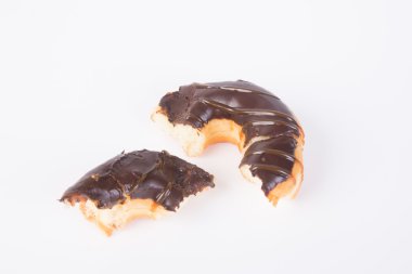 Beyaz arka planda çikolatalı çörekler.