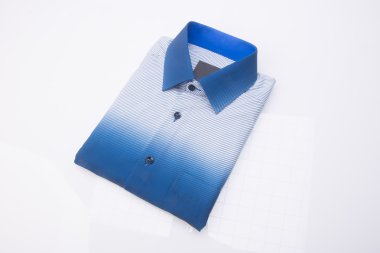 gömlek. bir arka plan üzerinde katlanmış erkek gömlek