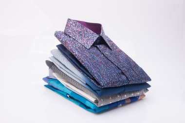 gömlek. bir arka plan üzerinde katlanmış erkek gömlek