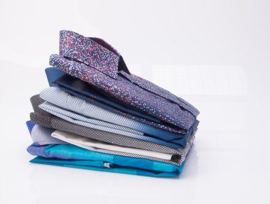 gömlek. bir arka plan üzerinde katlanmış erkek gömlek