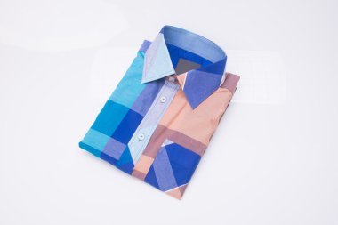 gömlek. bir arka plan üzerinde katlanmış erkek gömlek