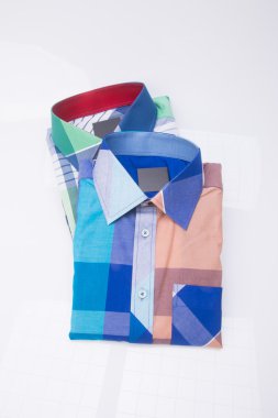 gömlek. bir arka plan üzerinde katlanmış erkek gömlek
