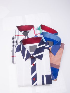 gömlek. bir arka plan üzerinde katlanmış erkek gömlek