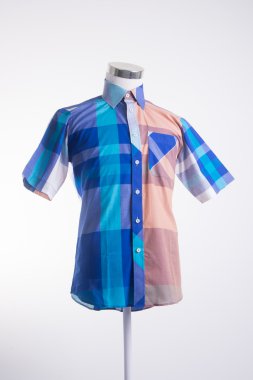 gömlek. bir arka plan üzerine giymiş erkek manken