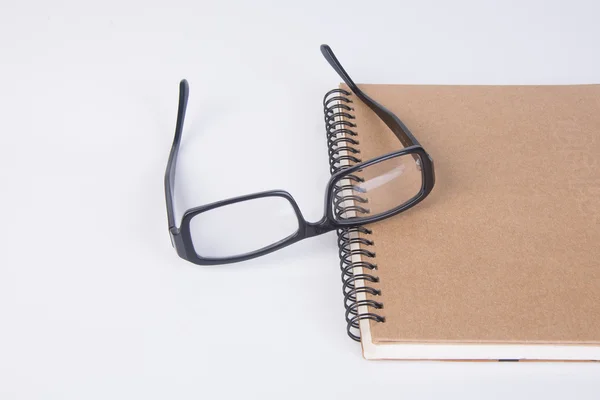 Brille auf. Brille mit Buch auf dem Hintergrund — Stockfoto