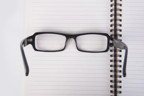 Brille auf. Brille mit Buch auf dem Hintergrund — Stockfoto