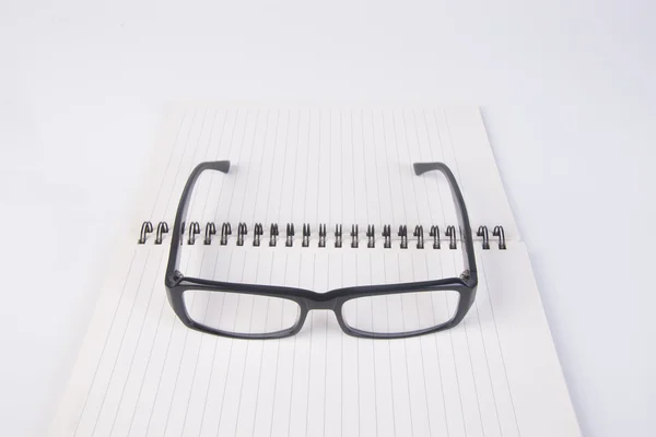 Gözlükleri. Gözlükleri ile arka planda kitap — Stok fotoğraf