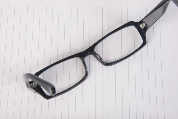 Brille auf. Brille mit Buch auf dem Hintergrund — Stockfoto