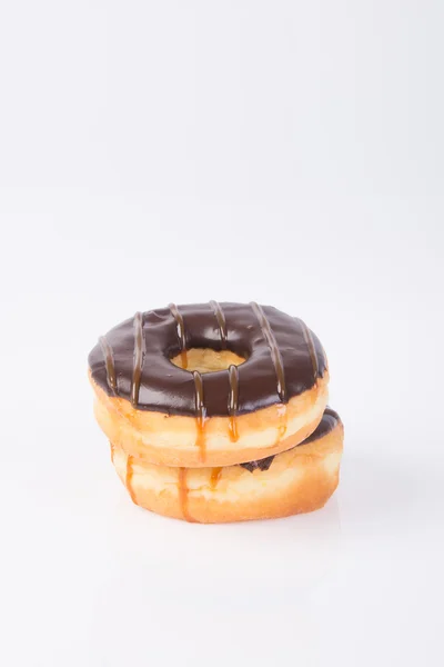 Donuts au chocolat sur fond blanc — Photo