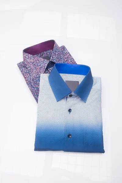 gömlek. bir arka plan üzerinde katlanmış erkek gömlek