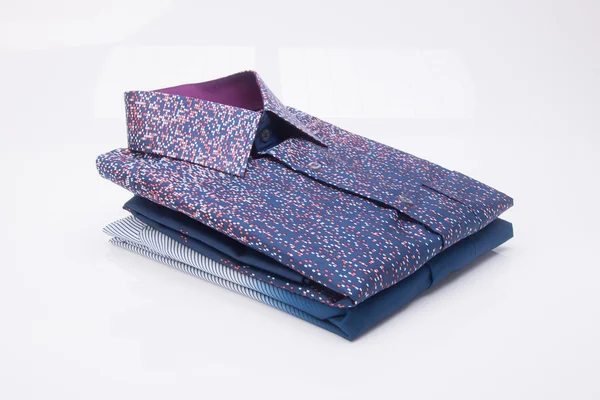 gömlek. bir arka plan üzerinde katlanmış erkek gömlek