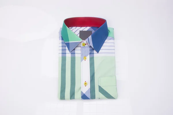 Shirt. mens shirt gevouwen op een achtergrond — Stockfoto