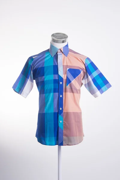 Camisa. maniquí para hombre vestido sobre un fondo —  Fotos de Stock