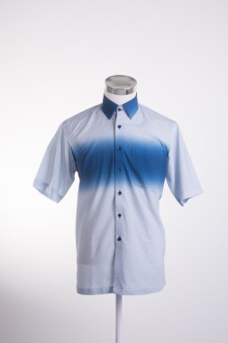 gömlek. bir arka plan üzerine giymiş erkek manken