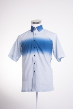 gömlek. bir arka plan üzerine giymiş erkek manken