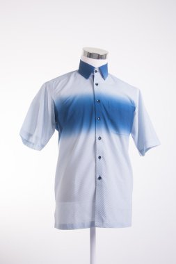 gömlek. bir arka plan üzerine giymiş erkek manken