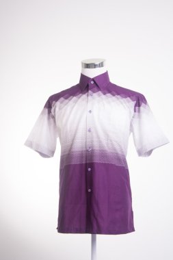 gömlek. bir arka plan üzerine giymiş erkek manken