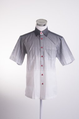 gömlek. bir arka plan üzerine giymiş erkek manken