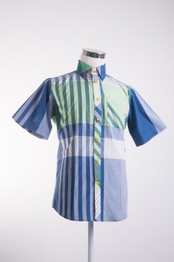 gömlek. bir arka plan üzerine giymiş erkek manken