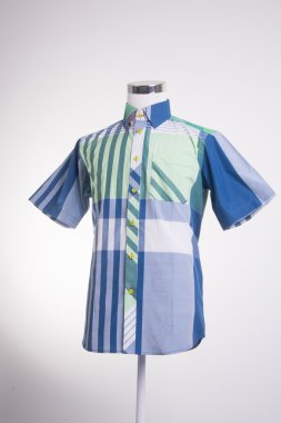 gömlek. bir arka plan üzerine giymiş erkek manken