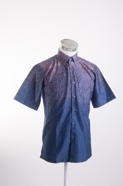 gömlek. bir arka plan üzerine giymiş erkek manken