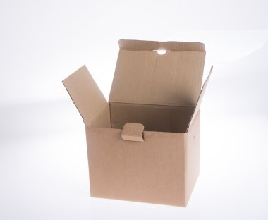 kutu. arka planda karton kutu