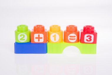 oyuncak. Arka plastik oyuncak blokları