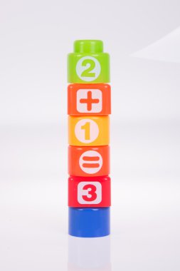 oyuncak. Arka plastik oyuncak blokları