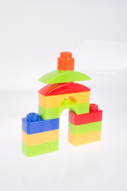 oyuncak. Arka plastik oyuncak blokları