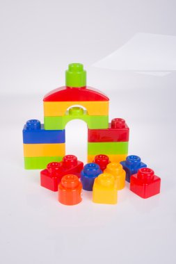 oyuncak. Arka plastik oyuncak blokları