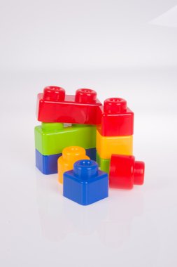oyuncak. Arka plastik oyuncak blokları