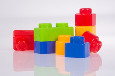 oyuncak. Arka plastik oyuncak blokları