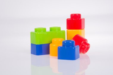 oyuncak. Arka plastik oyuncak blokları