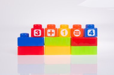 oyuncak. Arka plastik oyuncak blokları