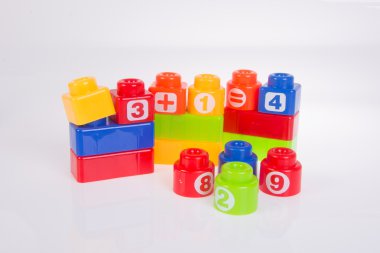 oyuncak. Arka plastik oyuncak blokları