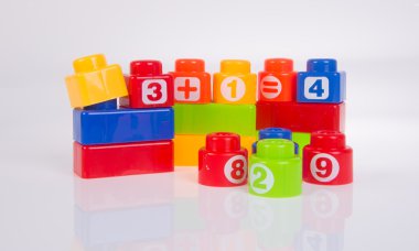 oyuncak. Arka plastik oyuncak blokları