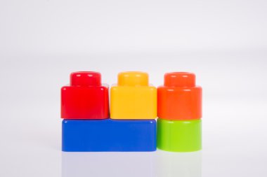 oyuncak. Arka plastik oyuncak blokları