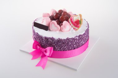 Kek. Dondurmalı pasta arka planda