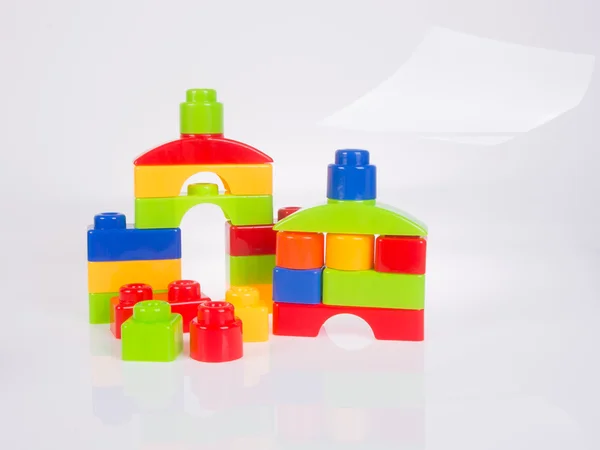 Speelgoed. plastic speelgoed blokken op de achtergrond — Stockfoto