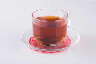 Cam bardak veya bir arka plan üzerinde siyah çay cam fincan çay.