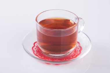 Cam bardak veya bir arka plan üzerinde siyah çay cam fincan çay.