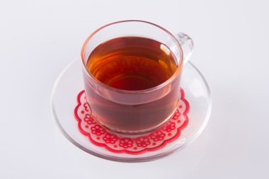 Cam bardak veya bir arka plan üzerinde siyah çay cam fincan çay.