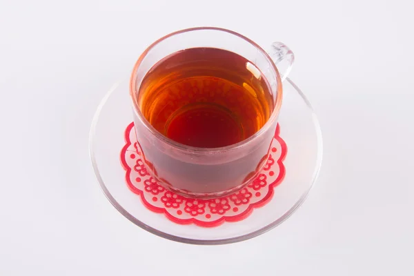 Thé en tasse en verre ou tasse en verre de thé noir sur un fond . — Photo