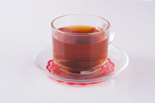 Tee in Glas Tasse oder Glas Tasse schwarzen Tee auf einem Hintergrund. — Stockfoto