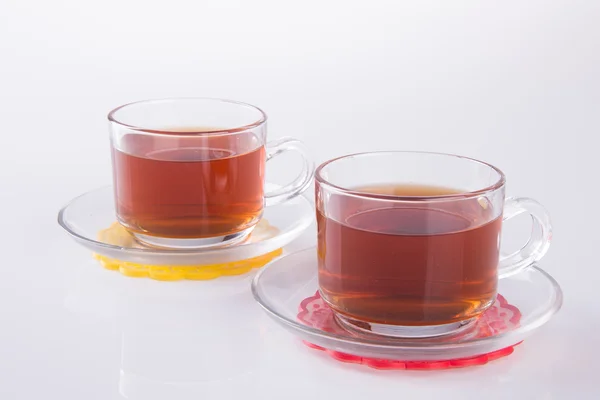 Tee in Glas Tasse oder Glas Tasse schwarzen Tee auf einem Hintergrund. — Stockfoto