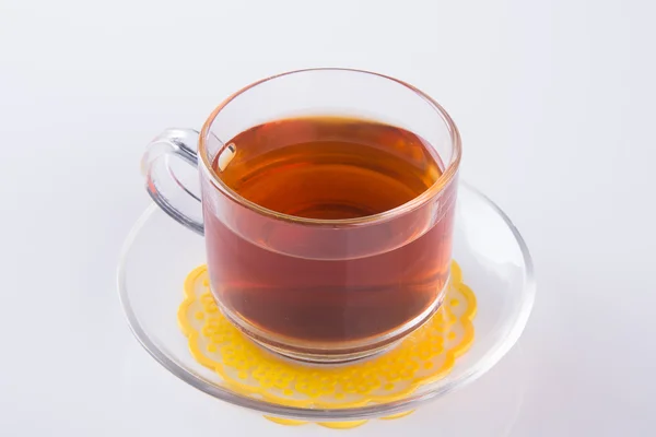 Té en taza de vidrio o taza de té negro sobre un fondo . — Foto de Stock