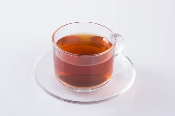 Tee in Glas Tasse oder Glas Tasse schwarzen Tee auf einem Hintergrund. — Stockfoto